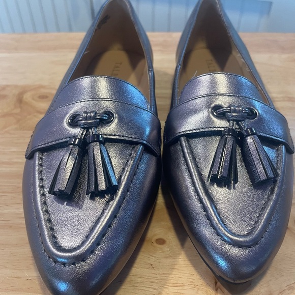Talbots Womens Francesca Tasseled Silver Metallic Leather Driving Flats size 7 - Picture 4 of 10